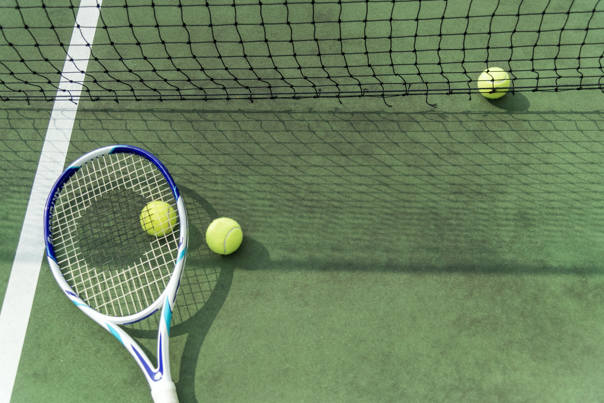 tennis-balls-on-a-tennis-court.jpg